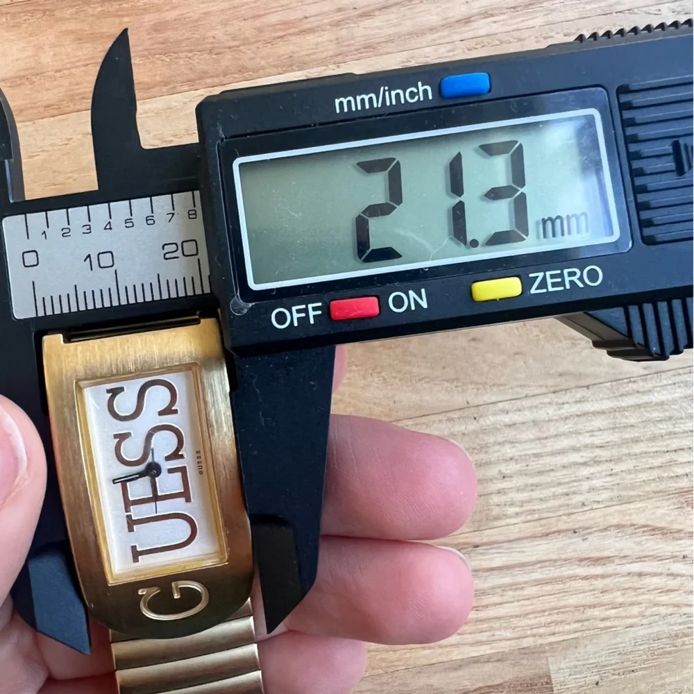 Guess ladies gold tone fashion watch NEW BATTERY